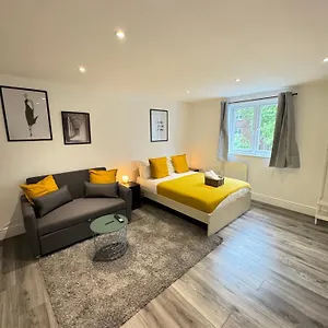 En-suite Bedroom For Up To 4! Sofa Bed - Near Stratford London